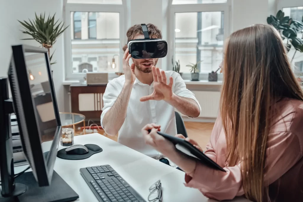 Pourquoi parle-t-on de réalité virtuelle ? La réalité virtuelle permet aux consommateurs de se sentir à l'emplacement réel de la marque, ce qui est idéal pour promouvoir l'équilibre entre vie professionnelle et vie privée. Le composant de réalité augmentée permet aux employés potentiels de manipuler l'expérience de la marque en fonction de leurs préférences. Il est ainsi beaucoup plus facile de trouver des conditions de travail idéales sans compromettre la qualité ou la rémunération.