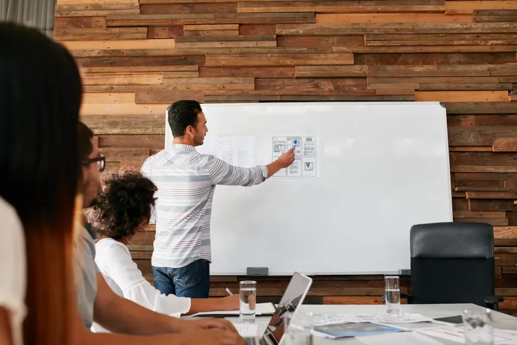 Une agence de communication Lyonnaise peut avoir accès à un réseau de contacts dans les médias, les réseaux sociaux et d'autres domaines qui peuvent être utiles pour promouvoir l'entreprise. Ces contacts peuvent inclure des journalistes, des blogueurs, des influenceurs, des décideurs de l'industrie et d'autres personnes qui peuvent aider à diffuser le message de l'entreprise et à atteindre ses objectifs de communication. En utilisant son réseau de contacts, une agence de communication peut obtenir une couverture médiatique pour l'entreprise, créer du buzz sur les réseaux sociaux, obtenir des opportunités de partenariat et de collaboration, et ainsi de suite. En travaillant avec une agence de communication, vous pouvez bénéficier de ces relations pour atteindre un public plus large et améliorer la visibilité de votre entreprise.