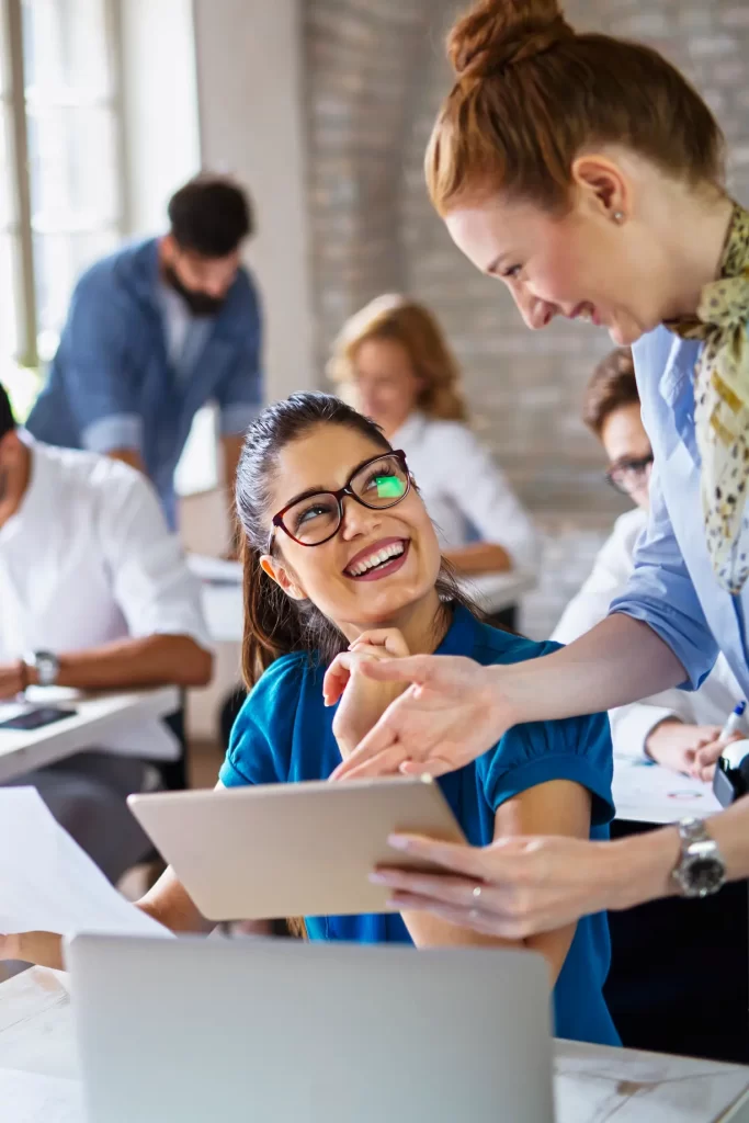 Quels sont les services d'une agence de communication ? Les agences de communication sont généralement sollicitées par des entreprises, des organisations ou des marques qui souhaitent développer leur communication et se faire connaître auprès de leur public cible. Voici quelques exemples de clients qui peuvent faire appel à une agence de communication : Entreprises de tous types et de toutes tailles : les entreprises peuvent faire appel à une agence de communication pour développer leur stratégie de communication, promouvoir leurs produits ou services, gérer leur image de marque, etc. Organisations à but non lucratif : les associations, les ONG, les fondations, etc. peuvent faire appel à une agence de communication pour communiquer sur leurs activités, leurs projets, leurs missions, etc. Marques de produits ou de services : les marques peuvent faire appel à une agence de communication pour développer leur notoriété et leur image de marque, promouvoir leurs produits ou services, etc. Collectivités territoriales : les communes, les départements, les régions, etc. peuvent faire appel à une agence de communication pour communiquer sur leurs politiques publiques, leurs événements, leurs services, etc. Établissements publics : les écoles, les universités, les hôpitaux, etc. peuvent faire appel à une agence de communication pour communiquer sur leurs activités, leurs offres de services, etc. Il est important de noter que les clients d'une agence de communication peuvent être très divers et que les services proposés par l'agence peuvent varier considérablement en fonction du secteur d'activité et des besoins de chaque client.