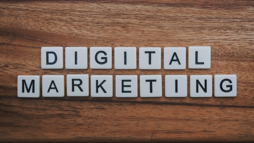 Qu'entend-on par agence de marketing digital ? Vous avez déjà sûrement entendu parler de référencement payant, marketing automation, acquisition de trafic ou encore social media. Le marketing digital vise à promouvoir des produits ou des marques sur des canaux numériques et à exploiter l'utilisation croissante d'Internet et des appareils connectés.