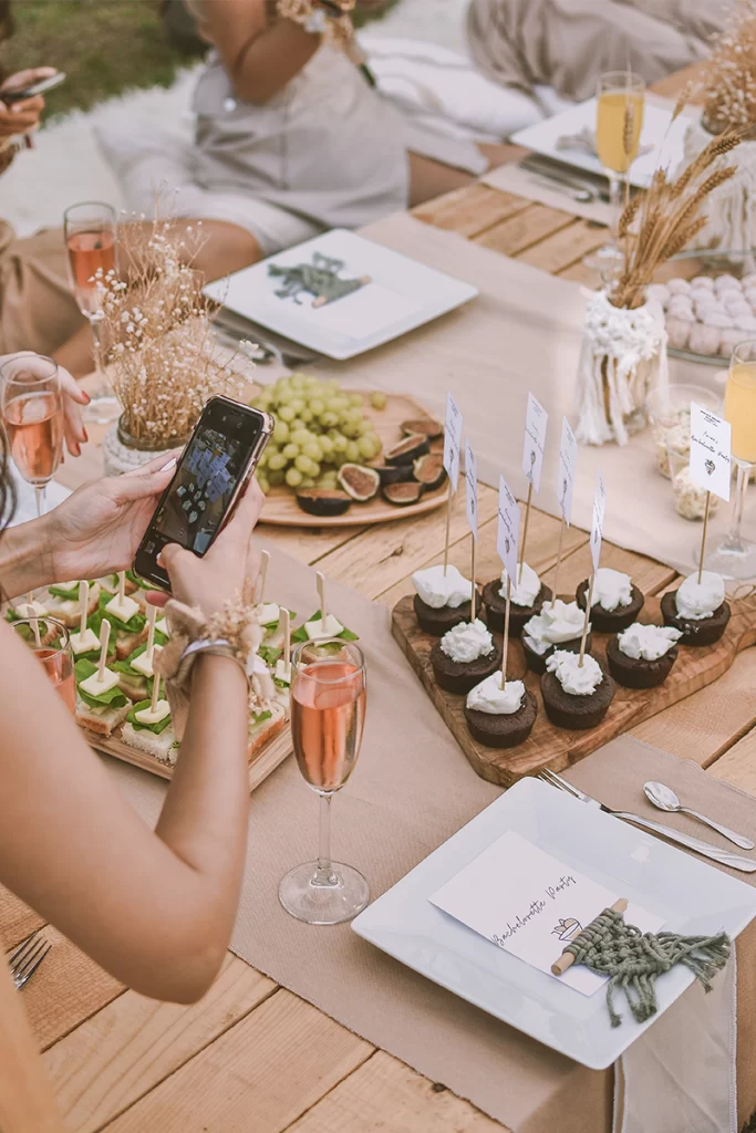 Qui sont les influenceurs food ? Découvrez les influenceurs food et plongez dans l'univers passionnant de la gastronomie. Ces blogueurs culinaires ont su conquérir le cœur des gourmets grâce à leurs recettes de cuisine innovantes et leurs critiques gastronomiques. Grâce aux réseaux sociaux, ces talents culinaires ont gagné en popularité et sont devenus les références incontournables en matière de de tendances alimentaires. 1. 1. Les influenceurs food : des acteurs incontournables en 2023 Dans le monde culinaire, les influenceurs gastronomiques et les blogueurs culinaires jouent un rôle crucial en partageant des recettes de cuisine innovantes. En 2023, ils continuent de gagner en popularité grâce à leur expertise, leur créativité et leur capacité à inspirer les passionnés de cuisine. Les chefs à domicile, les critiques gastronomiques et les nutritionnistes contribuent également à l'évolution constante de la restauration et de la gastronomie. De plus, les ateliers de cuisine et les plats à emporter connaissent un succès grandissant. Ils offrent aux amateurs de bonne chère une expérience culinaire unique.