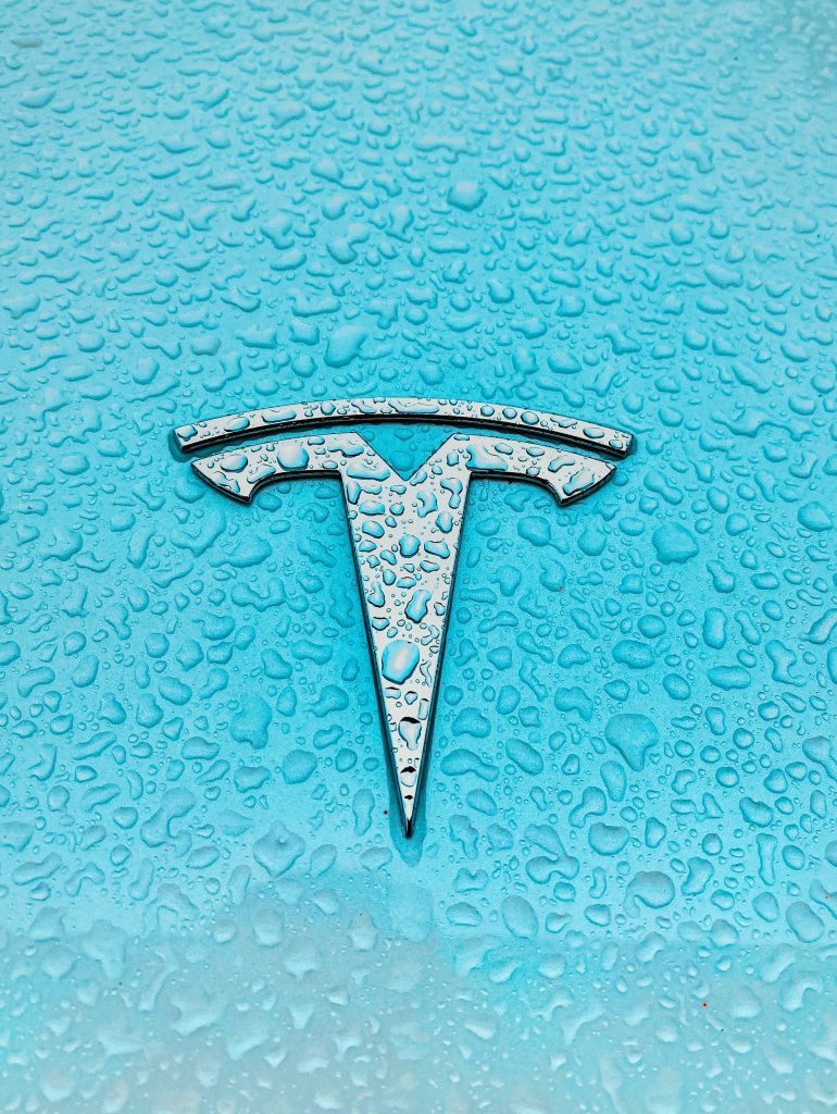 L'étude du positionnement marketing de Tesla offre une autre illustration de la manière dont une stratégie de positionnement efficace peut aider une entreprise à se démarquer. Tesla s'est positionné comme un leader de l'innovation dans le domaine des véhicules électriques, mettant l'accent sur la technologie, la durabilité et la performance.