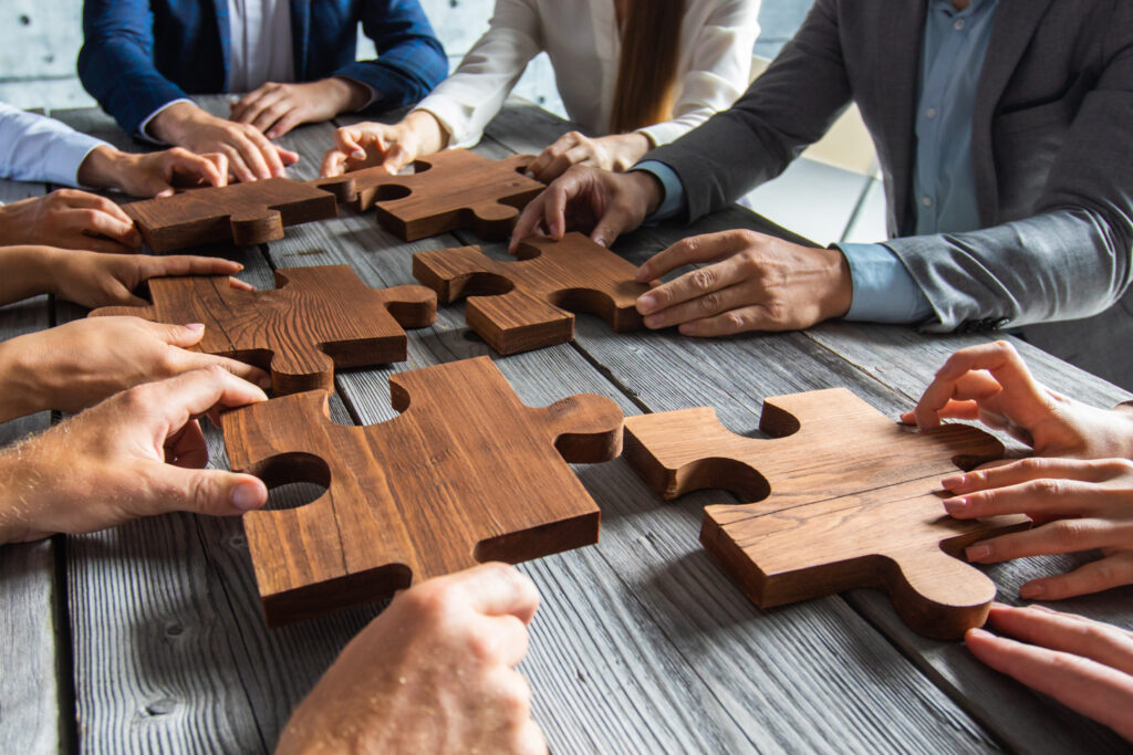 Le team building d'entreprise offre un terrain propice à la stimulation de la créativité et à l'encouragement de l'innovation.