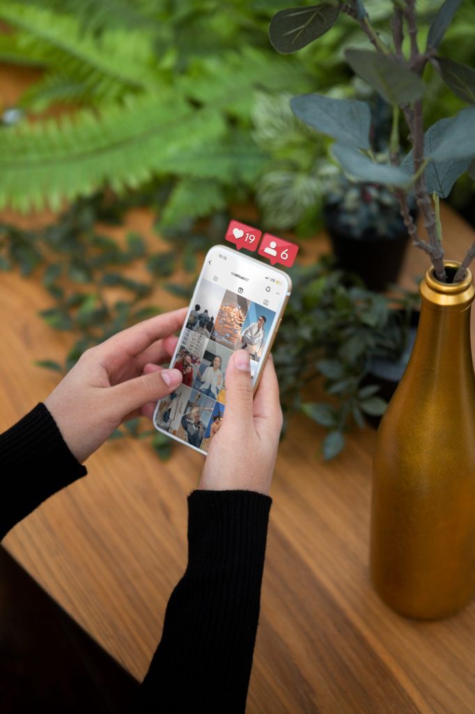 algorithme Instagram, comme tout autre algorithme de réseaux sociaux, se base sur plusieurs facteurs clés pour le classement des publications