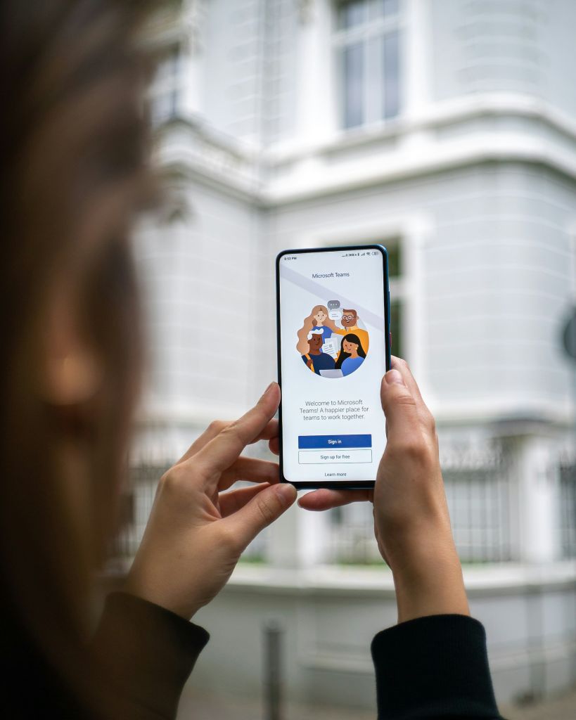 L'optimisation de la communication interne en entreprise repose sur l'intégration efficace des outils numériques et des plateformes collaboratives. Ces outils de communication, tels que Microsoft Teams et Slack, facilitent la collaboration entre les équipes en permettant des échanges instantanés et une gestion fluide des flux d'information.  Ils centralisent les discussions et les documents, réduisant ainsi les délais de réponse et améliorant la productivité. L'utilisation de ces plateformes permet également d'organiser des réunions virtuelles pour maintenir une communication continue, surtout dans les organisations où le télétravail est courant.  Les plateformes collaboratives offrent des fonctionnalités avancées qui soutiennent la gestion des projets et des équipes. 