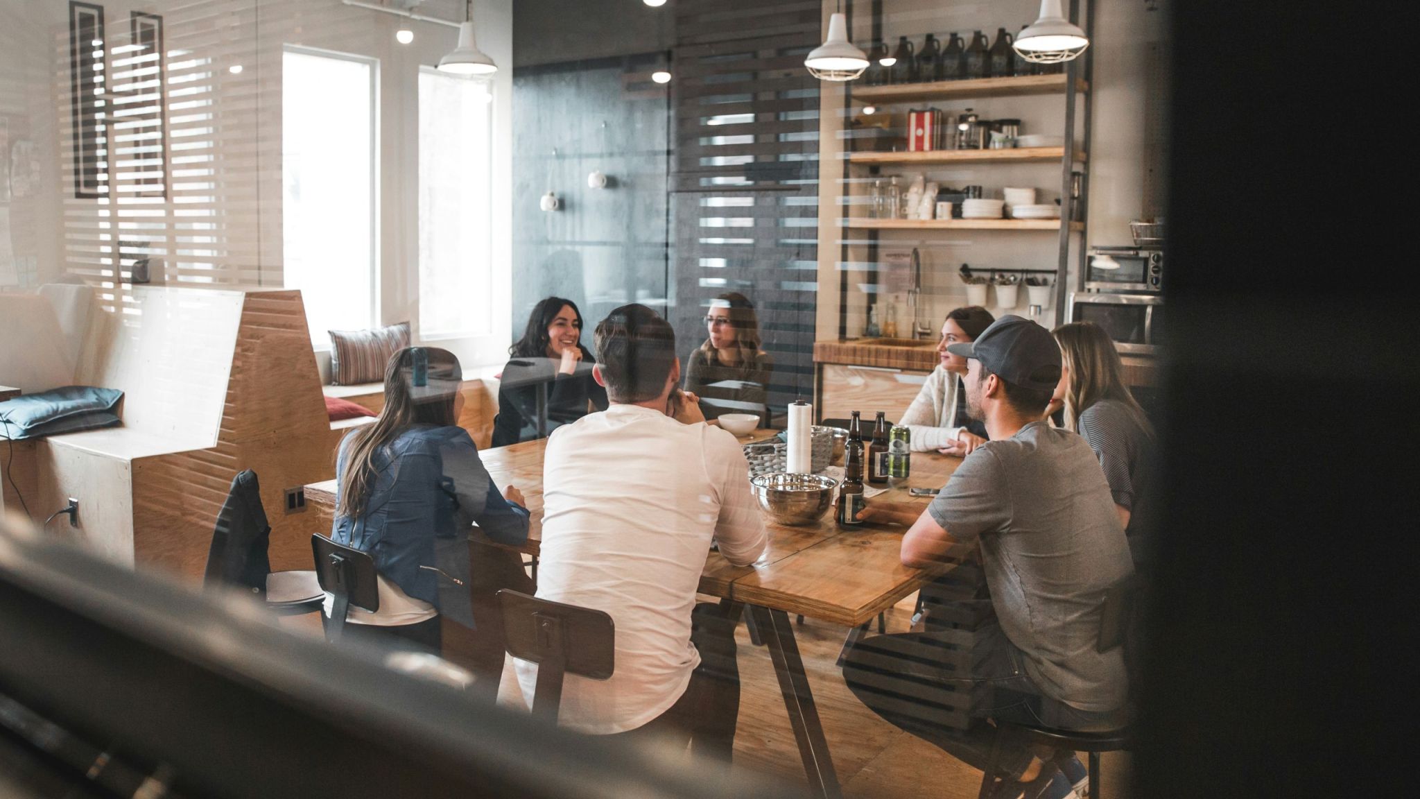 La communication interne en entreprise est un processus essentiel qui régule le flux d'information au sein de l'organisation. Elle utilise divers outils de communication pour transmettre des messages stratégiques aux employés et aux équipes. Son rôle est de faciliter la gestion des interactions entre les différents niveaux hiérarchiques, assurant ainsi une collaboration efficace. Dans cet article, découvrez des stratégies concrètes pour booster la communication interne en entreprise.