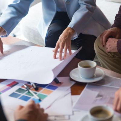 Logo, site, cartes… combien coûte un pack communication ? Lancer son entreprise, c’est déjà un investissement. Et beaucoup d’entrepreneurs se posent la même question : “Combien faut-il prévoir pour avoir une image professionnelle crédible ?” Spoiler : il ne s’agit pas d’une dépense, mais d’un investissement stratégique. Voyons pourquoi.