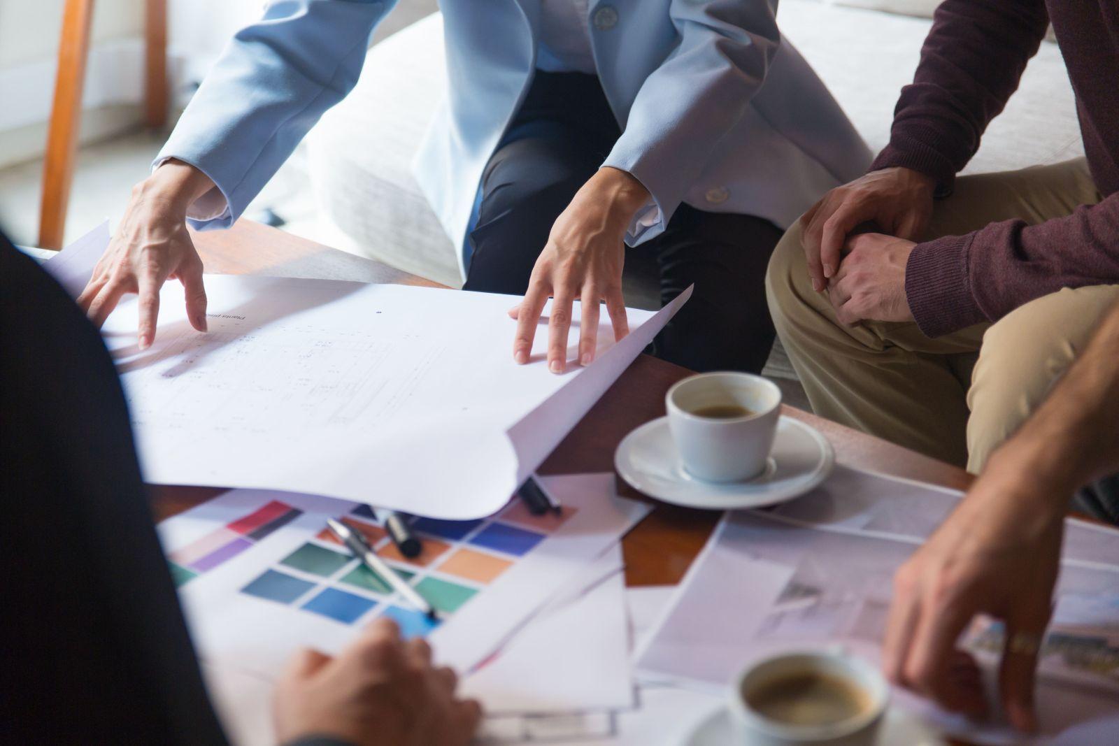Logo, site, cartes… combien coûte un pack communication ? Lancer son entreprise, c’est déjà un investissement. Et beaucoup d’entrepreneurs se posent la même question : “Combien faut-il prévoir pour avoir une image professionnelle crédible ?” Spoiler : il ne s’agit pas d’une dépense, mais d’un investissement stratégique. Voyons pourquoi.
